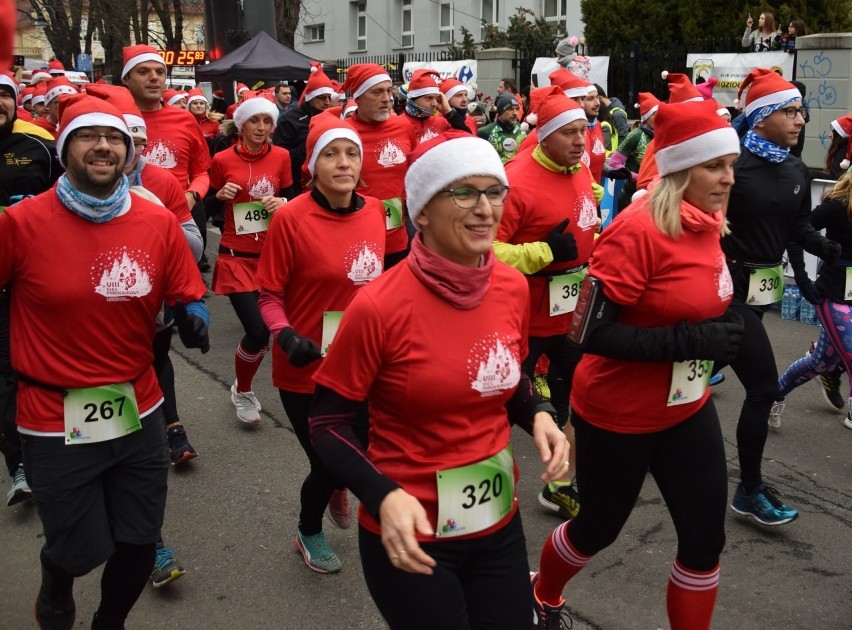 Bieg mikołajkowy Kędzierzyn-Koźle 2019. Blisko pół tysiąca Mikołajów pobiegło ulicami miasta