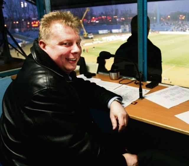 Marcin Mendyka ze swojego stanowiska ma piękny widok na stadion, ale do bramki jest stamtąd dość daleko