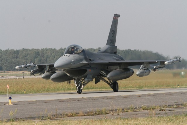 Zdjęcie ilustracyjne - polski myśliwiec F-16, to takie maszyny latają właśnie nad Toruniem.