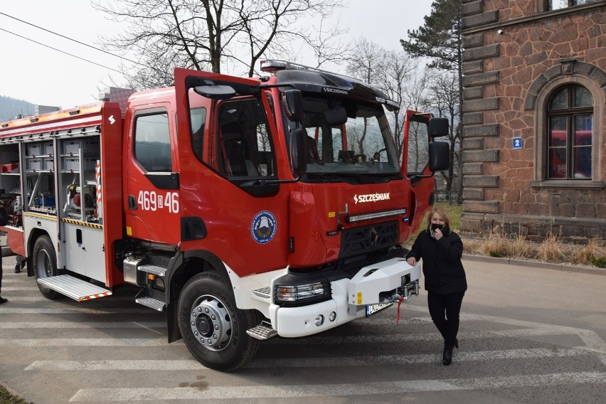 Strażacy z OSP Jugów mają nowy wóz strażacki 