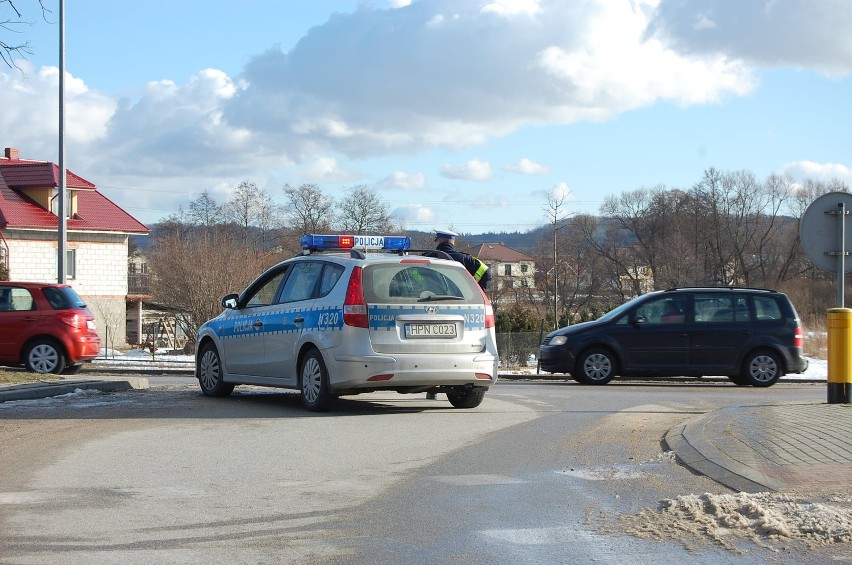 Policjanci w związku z alarmem bombowym, zablokowali drogi...