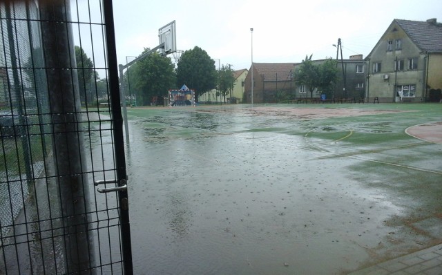 Tak wygląda boisko w Kaławie po deszczu.