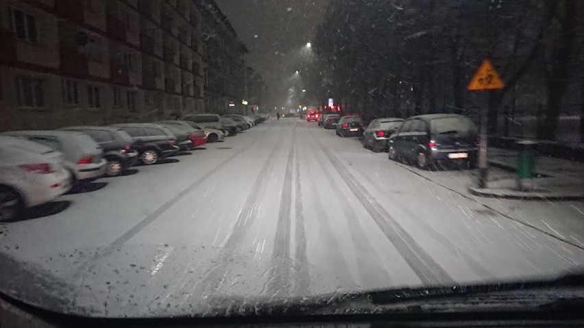 Sypnęło śniegiem w Szczecinie. Jaka sytuacja na drogach w regionie?
