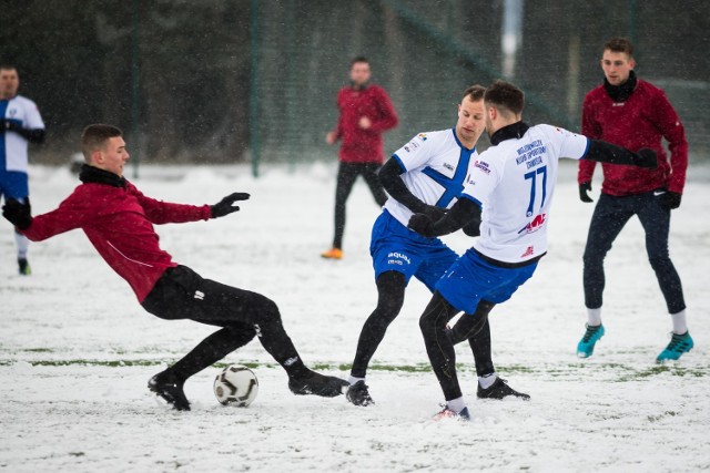 Zawisza Bydgoszcz rozegrał pierwszy sparing w ramach przygotowań do rundy wiosennej. Niebiesko-czarni pokonali Pogoń Łobżenica 5:1 (1:1).

Na kolejnych stronach zdjęcia z meczu. Proszę przesuwać za pomocą strzałki>>>