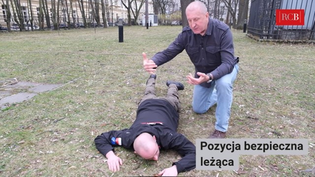 Jednym z autorów poradnika jest Andrzej Kruczyński. Nz. pokazuje bezpieczną pozycję, którą warto przyjąć w razie różnych nagłych zagrożeń, np. strzelaniny.