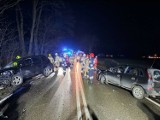 Czołowe zderzenie dwóch aut pod Krakowem. Pięć osób poszkodowanych w tym dwoje dzieci. Kierowcy byli zakleszczeni w obu pojazdach