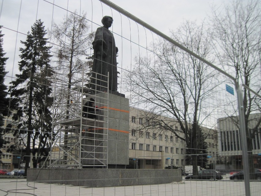 Zaczęto remont pomnika Marii Curie-Skłodowskiej. Planowo zakończy się w czerwcu 