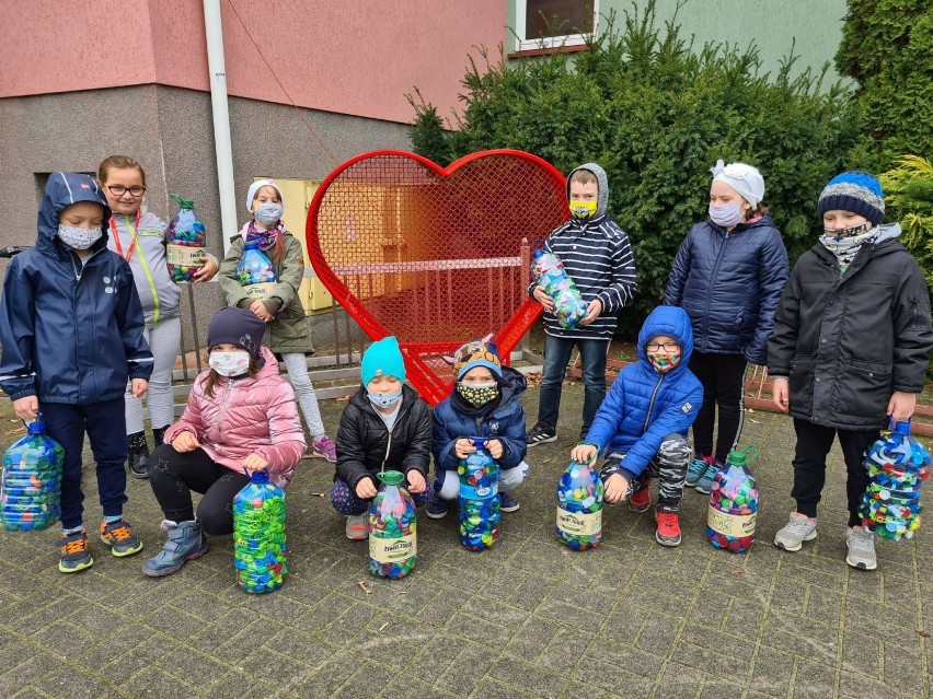 Serca na plastikowe nakrętki przy szkołach w gminie Kościan
