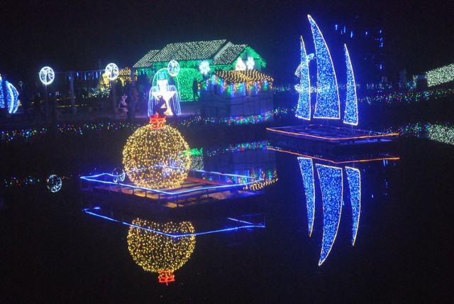 KOŚCIAN. Park świateł zabłysnął bożonarodzeniowymi iluminacjami w niedzielę, 15 listopada 2021r. Iluminację tworzy 3,5 miliona lampek