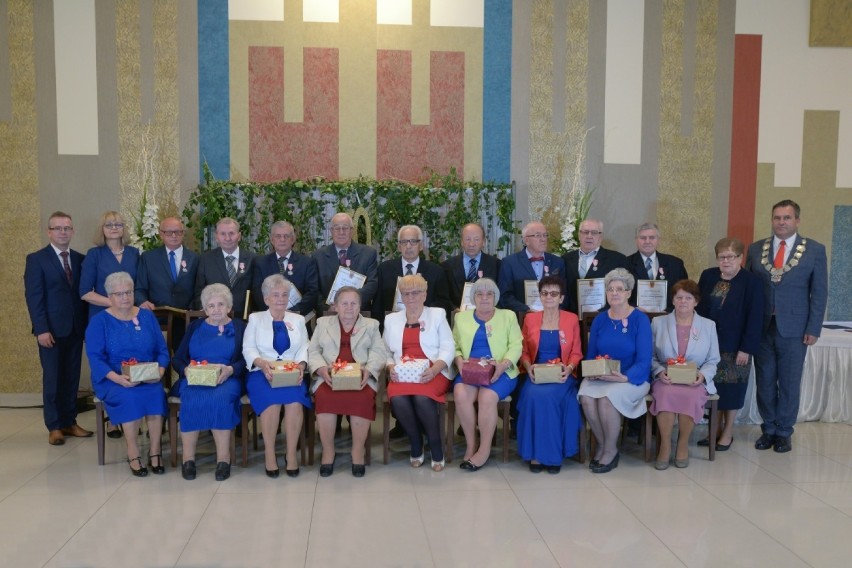 61 par z terenu gminy Jarocin otrzymało medale i gratulacje