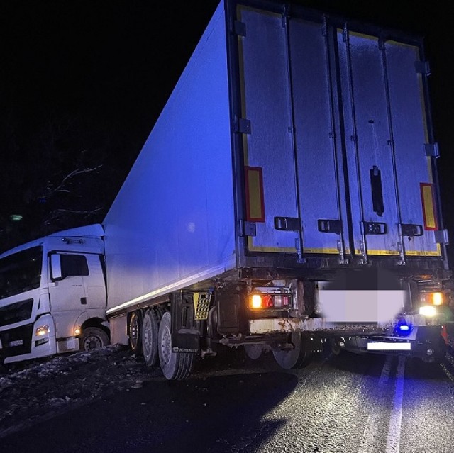 31-letni kierowca ciężarówki wpadł w poślizg i zjechał na przeciwległy pas ruchu, blokując drogę krajową nr 6 w obu kierunkach.