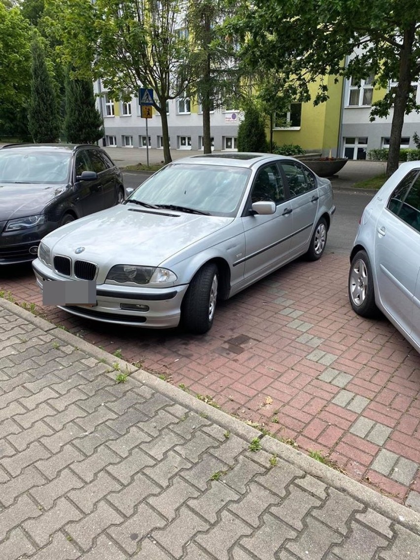Mistrzowie parkowania w Oleśnicy. Zostawiają samochody gdzie popadnie!