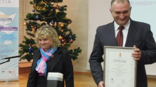 Nagrody odebrali Beata Magdziak kierowniczka biblioteki i  Wacław Ułański przewodniczący Rady gminy Sędziejowice