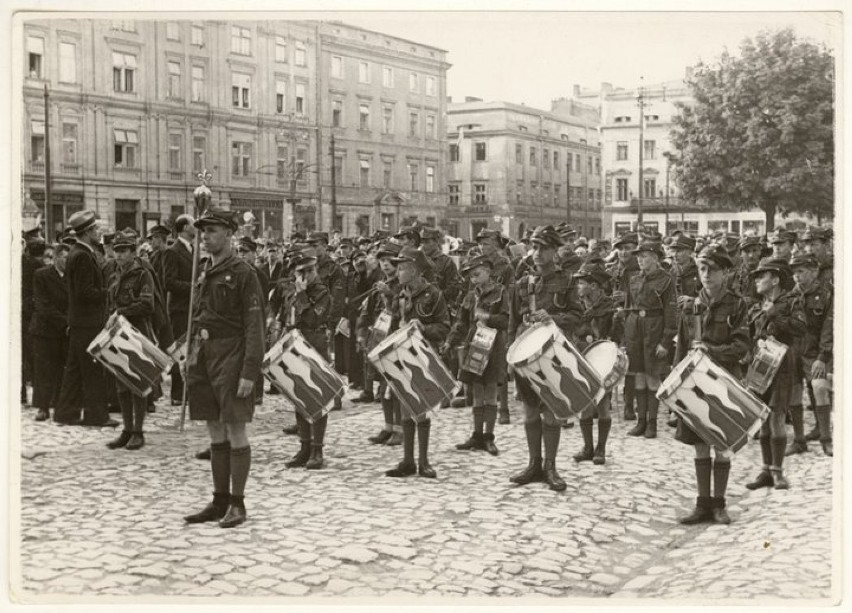 Harcerska orkiestra na Rynku Głównym, 1937