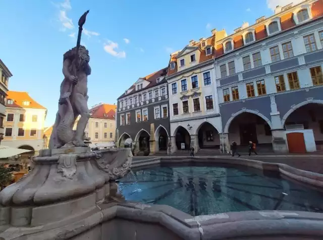 Barokowa fontanna została zbudowana w 1756 roku wg projektu Johanna Georga Steinmetza Mattauscha. Z ust maszkarona, usadowionego pod Neptunem, wypływa woda.