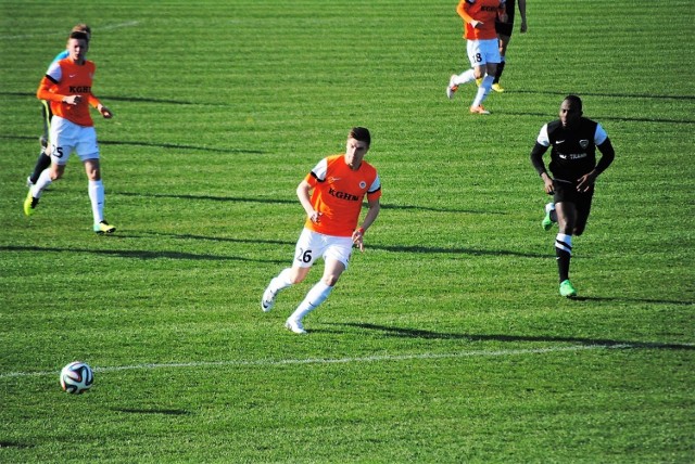 Krzysztof Piątek, nasz najdroższy obecnie piłkarz, w meczu drużyny rezerw Zagłębia Lubin przeciwko Formacji Port 2000, który się odbył 30 marca 2014 roku, strzelił gola na stadionie w Mostkach 