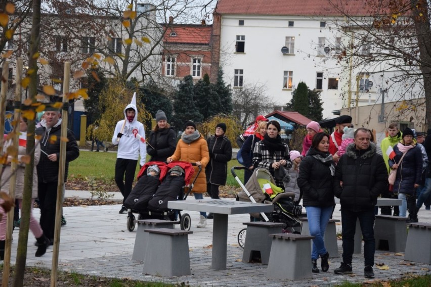 Starogard Gd. Flagi, wspólny marsz i śpiew. Taki był 11.listopada w stolicy Kociewia ZDJĘCIA II/II