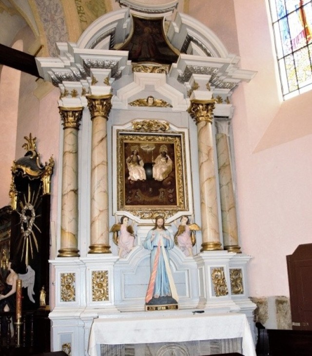 Nazwa ołtarza pochodzi od umieszczonego w nim obrazu Świętej Trójcy.