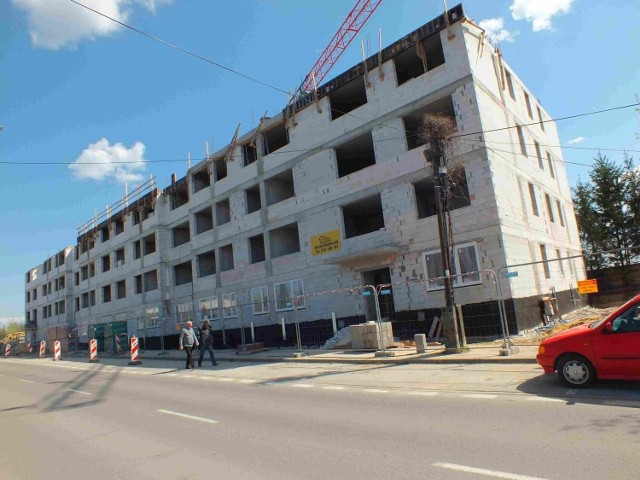 Już jest stawiana czwarta kondygnacja budynku socjalnego w Starachowicach, na parterze są okna. Więcej na kolejnych zdjęciach
