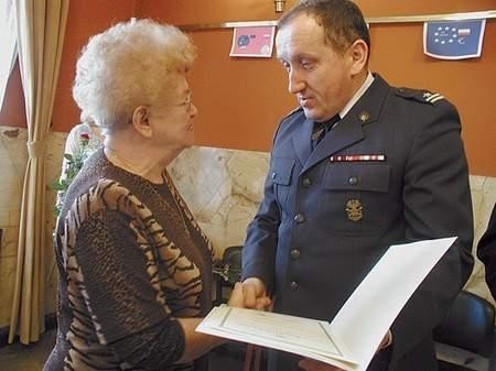 Gertruda Wieczorek odebrała awans
w imieniu męża z rąk majora Marka Zawierty. Fot: MAGDALENA CHAŁUPKA