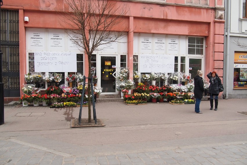 Na Rynku nowy spór? Baner zawisł na prywatnej kamienicy