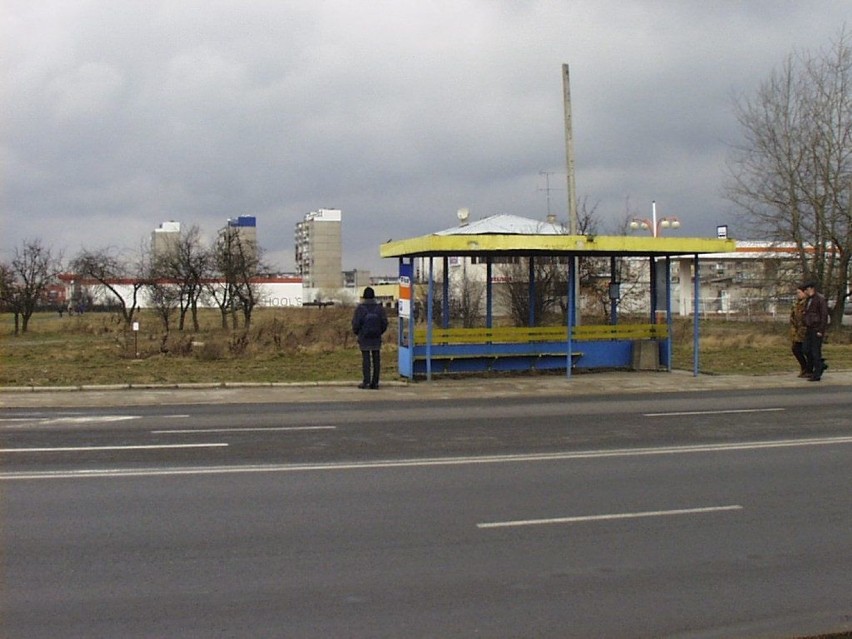 Plac pomiędzy blokami i ul. Wyszyńskiego przy skrzyżowaniu z...