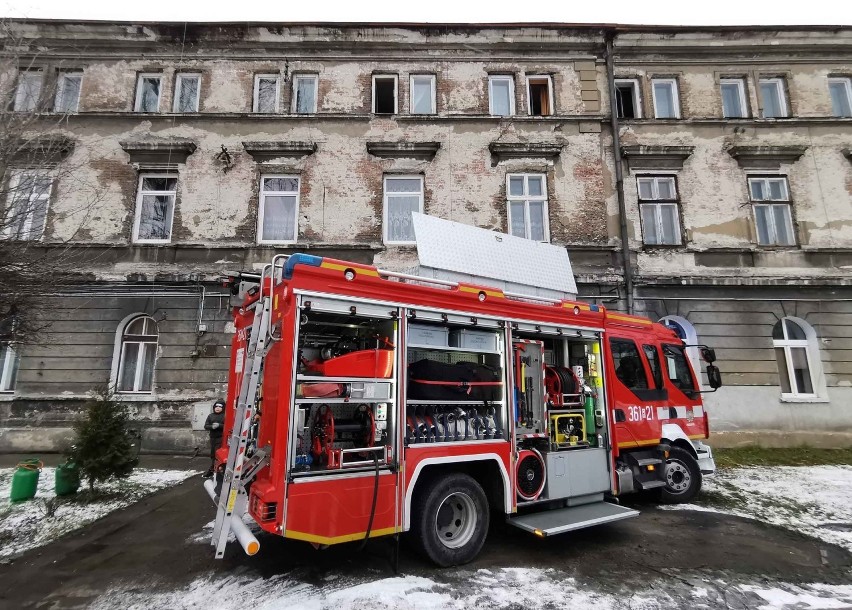 Pożar w Przemyślu. Paliło się w kamienicy przy ul. Smolki. W akcji 3 zastępy strażaków [ZDJĘCIA]