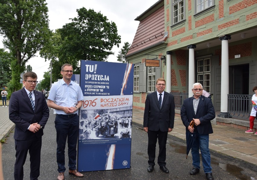 Wystawa przed Domem Wiedemanna w Pruszczu "TU rodziła się opozycja. Między Czerwcem ’76 a Sierpniem ’80” |ZDJĘCIA