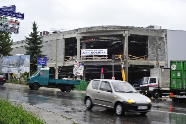 Początkowo zakładano, że budowa bocheńskiej galerii nie zostanie zakończona przed oddaniem ronda. Plany się zmieniły