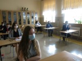 Egzamin ósmoklasisty 2020 w gminie Włoszczowa. Uczniowie zmierzyli się z językiem obcym (ZDJĘCIA)
