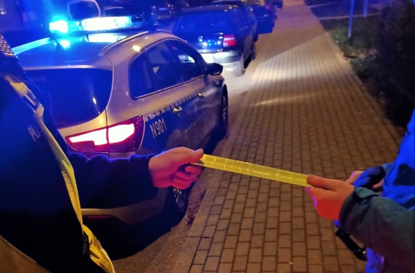 Policjanci z Bytowa apelują o noszenie odblasków. To może uratować ci życie