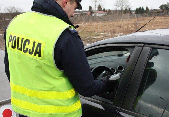 Policjanci sprawdzali trzeźwość kierowców.