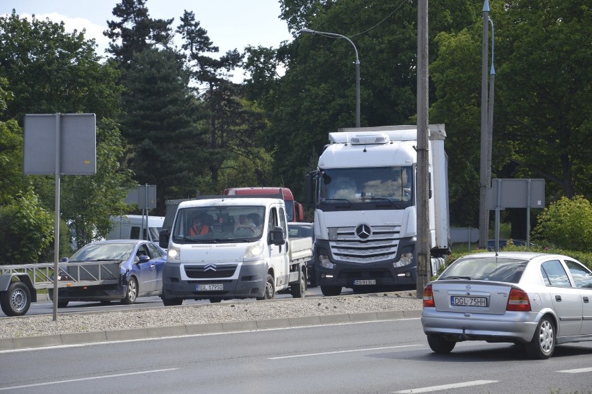 Uwaga kierowcy. Duże korki w centrum Głogowa. Rondo i droga na most stoją. ZDJĘCIA