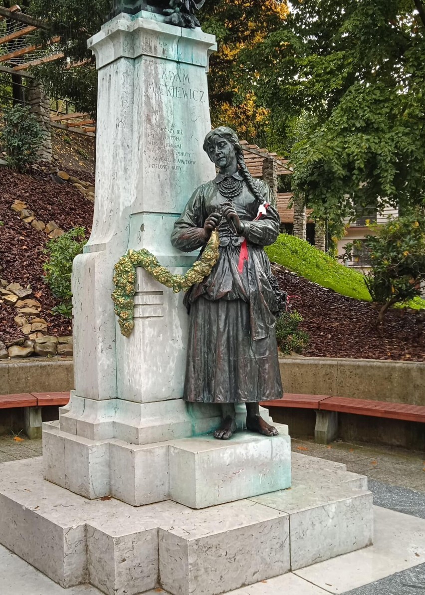 Pomnik Adama Mickiewicza odzyskuje dawny blask
