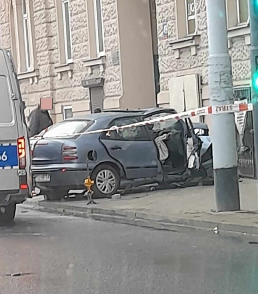 Pijany kierowca w Łodzi na ulicy Narutowicza wjechał samochodem w budynek. Jedna osoba w szpitalu. Zobacz zdjęcia