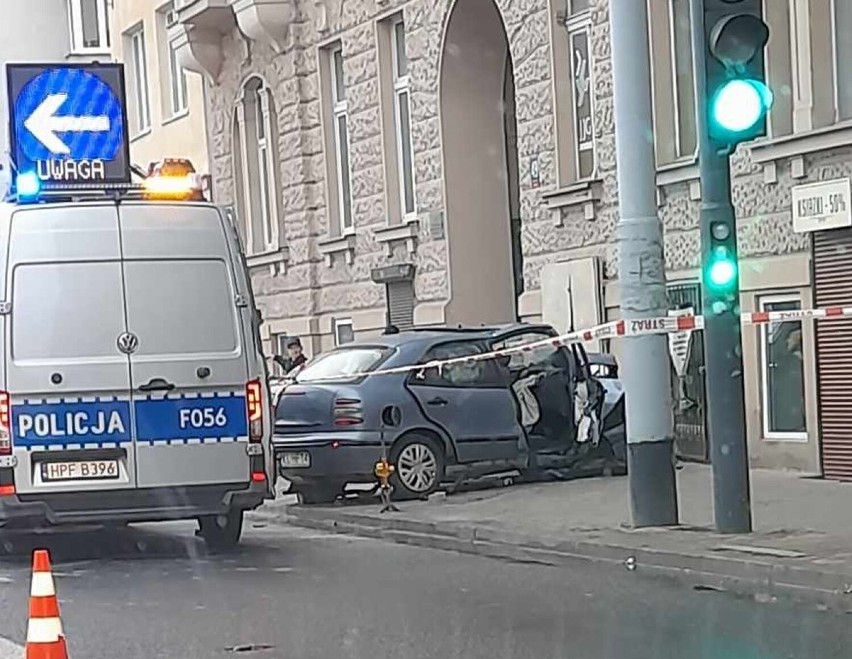 Pijany kierowca w Łodzi na ulicy Narutowicza wjechał samochodem w budynek. Jedna osoba w szpitalu. Zobacz zdjęcia