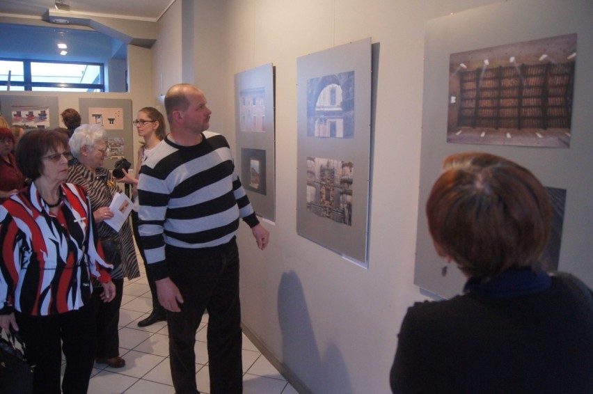Wystawa Marzeny Zacharewicz "Okna" w MDK w Radomsku