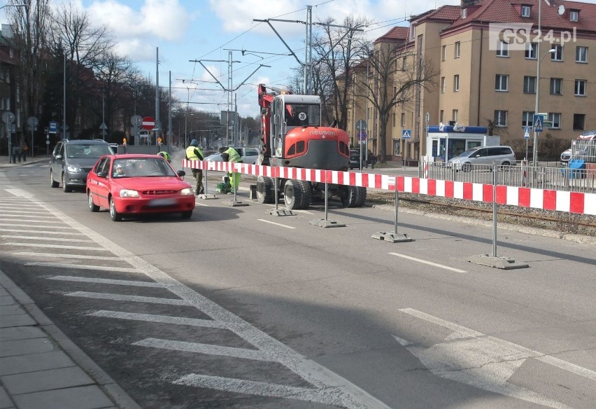 Uwaga kierowcy! Utrudnienia na ul. Mickiewicza w Szczecinie. Frezowanie i zajęty jeden pas