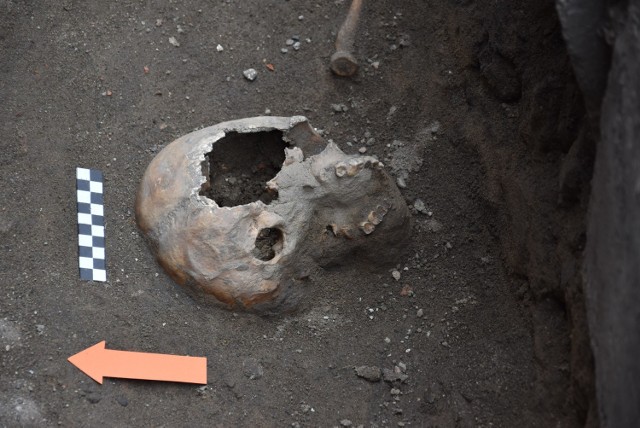 Badania prowadzone są przy dawnym klasztorze bernardynów. Odnaleziono szczątki ludzkie oraz fragmenty murów sprzed wieków