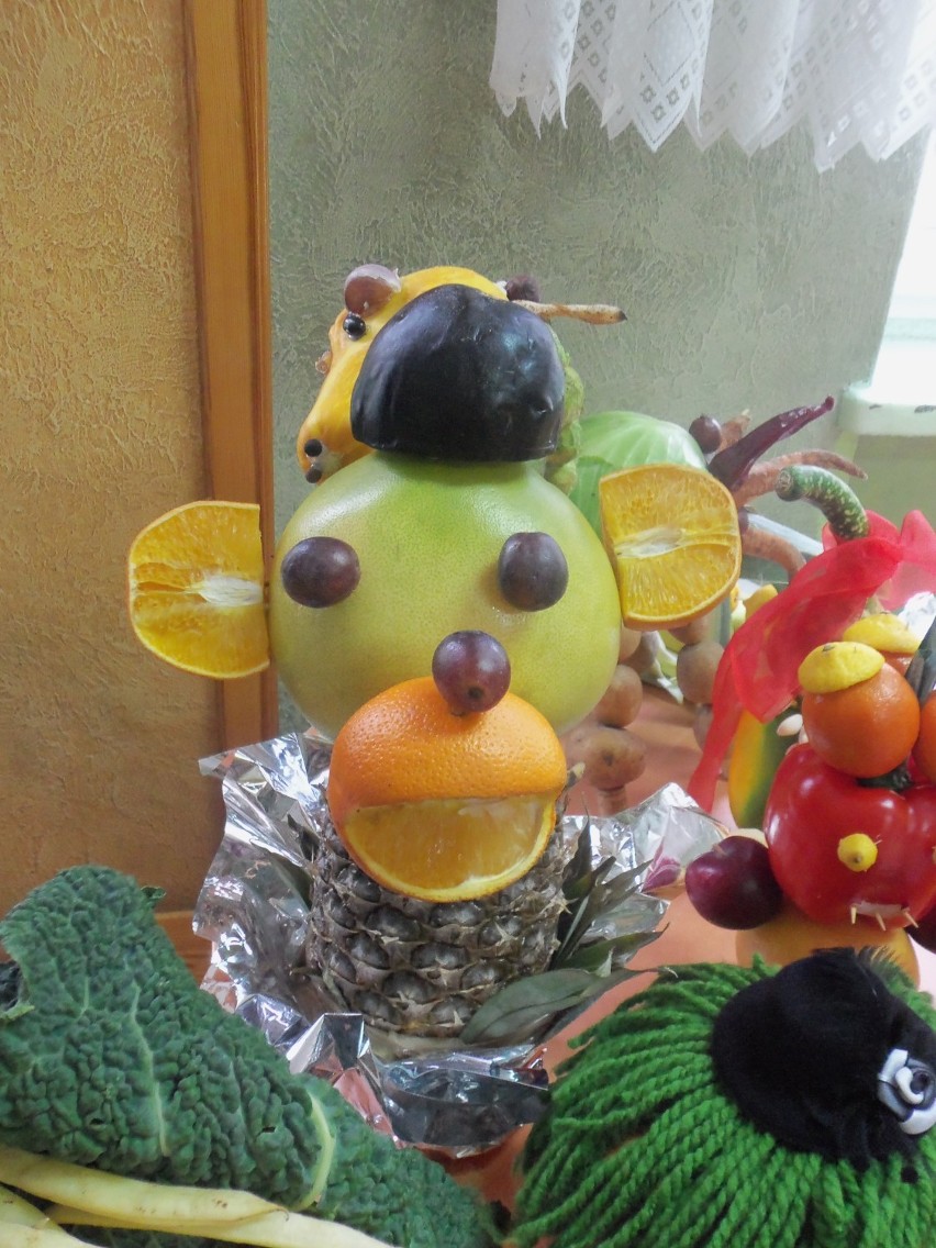 Uczniowie „czwórki” stworzyli warzywno-owocowe cudaki