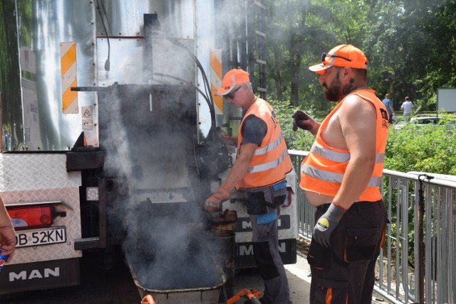 W niedzielę robotnicy zalewali asfalt na "Białym moście" w Sieradzu