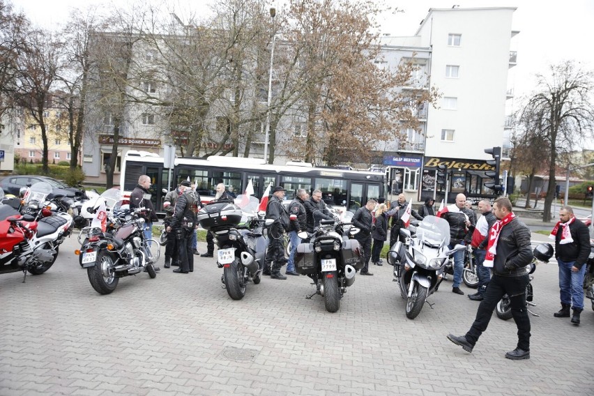 11 listopada. Motocykliści dla Niepodległej wspólnie odśpiewali Mazurka Dąbrowskiego [ZDJĘCIA FILM]