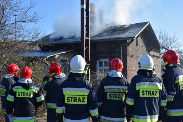 W piątek rano wybuchł pożar w budynku przy ulicy Fabrycznej. 

Zobacz więcej: Piła. Pożar na Fabrycznej. 80-letni pilanin i jego żona stracili dach nad głową [ZDJĘCIA]