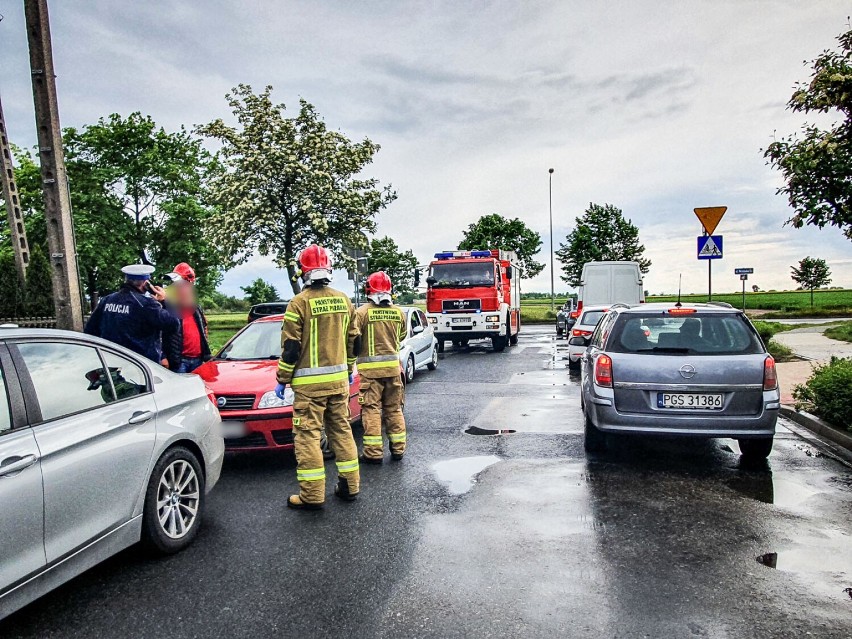 Leszno. Zderzenie na Wolińskiej. Wezwano strażaków i pogotowie. Chwilę wcześniej po sąsiedzku inne zderzenie [ZDJĘCIA]