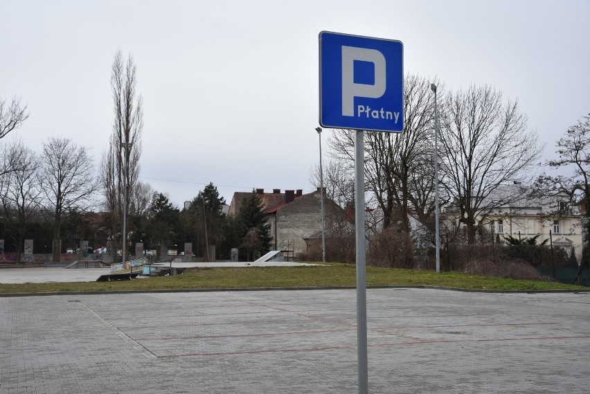 Tarnów. Nowy parking przy ul. Słowackiego już nie jest darmowy. Parkomat odstraszył kierowców