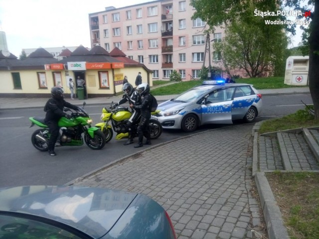 Motocykliści zatrzymali pijanego kierowcę na ulicy Wyszyńskiego w Wodzisławiu Śl.