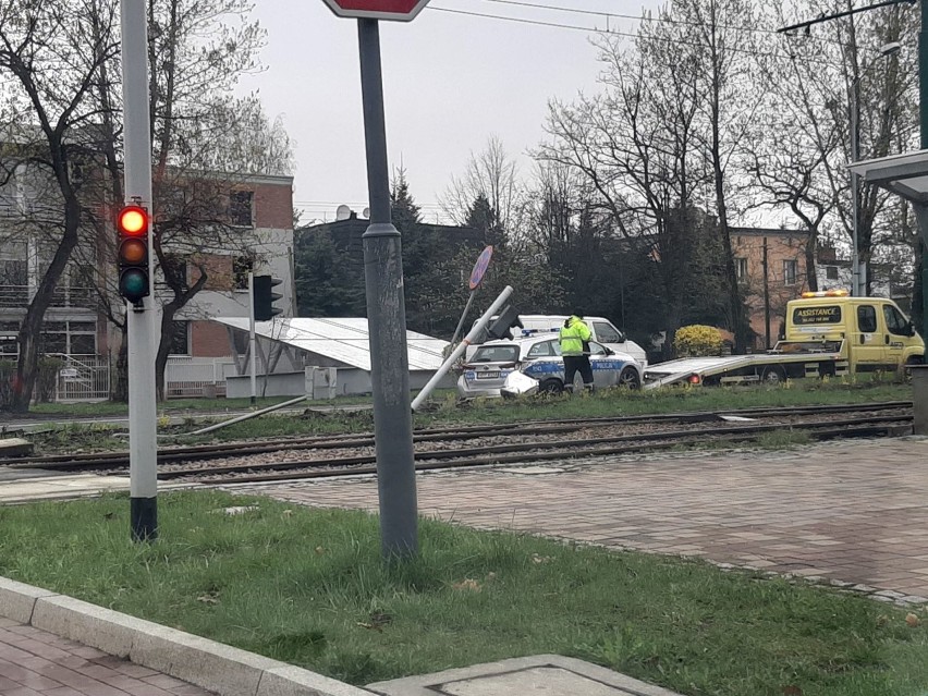 Wypadek radiowozu w Katowicach. Policyjna toyota na sygnale zderzyła się z osobówką [ZDJĘCIA]