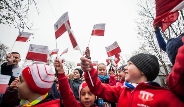 W dniu Święta Niepodległości odbędą się miejskie obchody, którym będzie honorowo asystować 34. Śląski Dywizjon Rakietowej Obrony Powietrznej w Bytomiu oraz Orkiestra Wojskowa. Uroczystości rozpoczną się o 8.45 złożeniem kwiatów pod tablicą „Solidarności” przy ul. Pułaskiego 9, po której w kościele pw. Najświętszego Serca Pana Jezusa (Pułaskiego 9) odbędzie się msza święta za Ojczyznę. Tuż po mszy o 10.00 przedstawiciele władz miasta oraz Wojska Polskiego, a także mieszkańcy miasta przemaszerują pod pomnik „Wolności” (ul. Piłsudskiego), gdzie zaplanowano oficjalne uroczystości związane ze Świętem Niepodległości. 

Na ten dzień zaplanowano również imprezy towarzyszące.. O 10.00 na strzelnicy Zespołu Szkół Mechaniczno – Elektronicznych (plac Jana III Sobieskiego 1) odbędzie się Obywatelski Konkurs Strzelecki organizowany przez Bractwo Kurkowe Grodu Bytomskiego. Z kolei o 11.11 w Parku Miejskim im. Franciszka Kachla bytomianie pobiegną w ramach IV Biegu Niepodległości. O 12.00 zaś w Beceku (Sala ToTu, plac Karin Stanek 1) do wspólnego śpiewania pieśni patriotycznych wspólnie z zespołem „Paka Rycha”. 

Kolejną imprezą towarzyszącą Narodowemu Świętu Niepodległości będzie jubileuszowy XX Międzynarodowy Turniej Piłki Wodnej Młodzików o „Puchar Niepodległości”. W turnieju wezmą udział cztery drużyny: gospodarz – WTS Polonia Bytom, a także zespoły z Łodzi i Lwowa. Turniej odbędzie się od 10 do 12 listopada na pływalni miejskiej przy ul. Parkowej 1. 

Ponadto 6 listopada o godz. 13 zobaczymy edukacyjny projekt baletowy "I Była tu Polska" w wykonaniu uczniów Ogólnokształcącej Szkoły Baletowej w Bytomiu i Ogólnokształcącej Szkoły Muzycznej. Występ odbędzie się w sali ToTu w Bytomskim Centrum Kultury. Bilety 5 zł. Drugą okazją do zobaczenia będzie dzień 18 listopada. Wtedy uczniowie zaprezentują swój projekt na scenie Opery Bytomskiej. Bilety w cenie 10, 25 i 30 zł do nabycia w kasie opery.