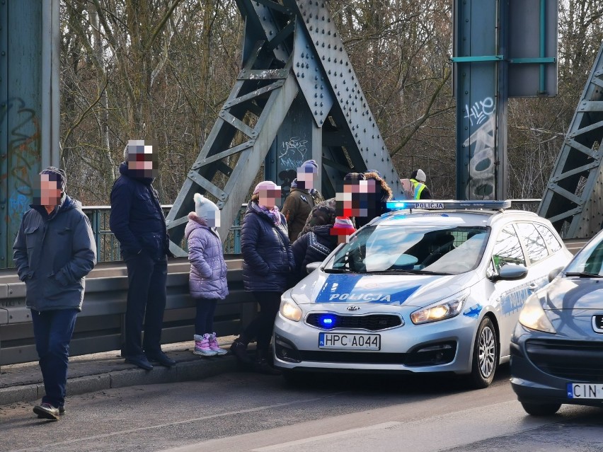 Dzisiaj (05.02) około godz. 10. na moście im. Józefa...