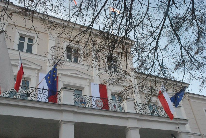 KOŚCIAN. Flagi narodowe prawie wyłącznie na budynkach...